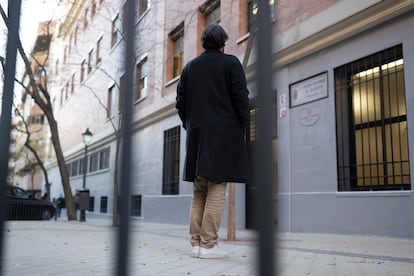 El exalumno del colegio marista de Chamberí (Madrid) G. M. M., frente a la puerta del centro.