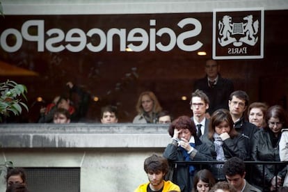 Estudiantes de Sciences Po rinden homenaje al rector Richard Descoings, hallado muerto ayer en Nueva York.