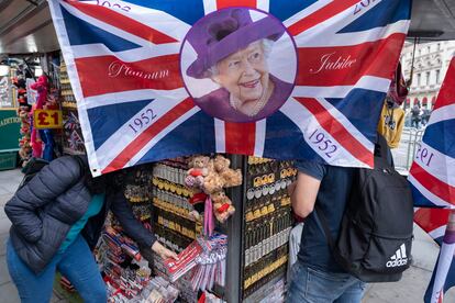 Banderas con la cara de Isabel II, a la venta en un puesto de 'souvenirs' en celebración del Jubileo de Platino, el 1 de junio en Londres.