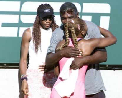 Serena, junto a su hermana Venus y su padre Richard en el Indian Wells 2001.