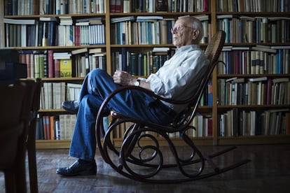 Emilio Lledó, en su domicilio de Madrid.