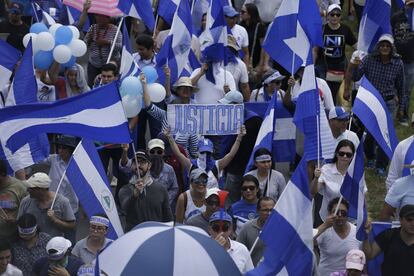Miles de nicaragüenses marchan por las calles de Managua (Nicaragua) para exigir la salida de Daniel Ortega del poder, el 12 de julio de 2018.


