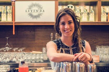 Ivy Mix en la barra de Leyenda que Seagram's ha montado en el Only You Hotel Atocha.