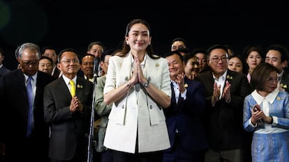 La recién elegida primera ministra de Tailandia, Paetongtarn Shinawatra, celebra su elección en la sede de su partido, el Pheu Thai, en Bangkok, Tailandia, el 16 de agosto de 2024.