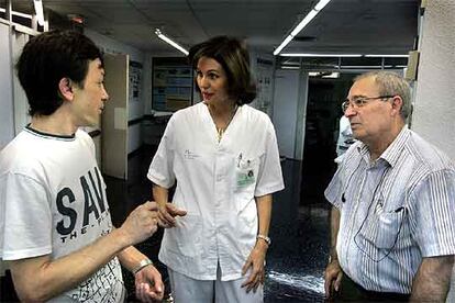 La médica María Victoria Ribera, entre Jorge Giménez (izquierda) y Josep M. Ibáñez.