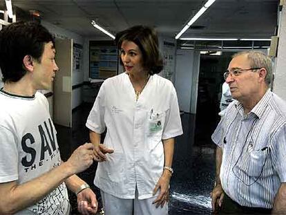 La médica María Victoria Ribera, entre Jorge Giménez (izquierda) y Josep M. Ibáñez.