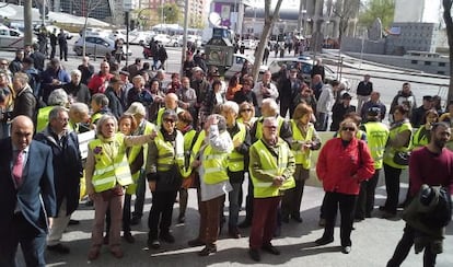 Miembros de la organización de los yayoflautas se reúnen este martes afuera de los juzgados de plaza de Castilla en apoyo a su compañera Eladia Martín.