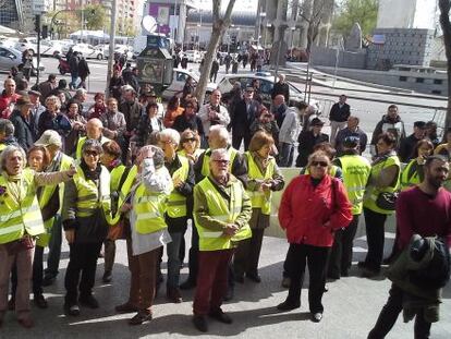 Miembros de la organización de los yayoflautas se reúnen este martes afuera de los juzgados de plaza de Castilla en apoyo a su compañera Eladia Martín.
