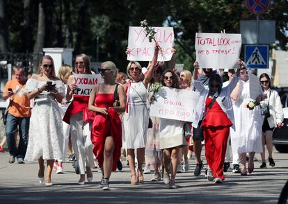 Un grupo de mujeres protesta frente a la sede de la televisión estatal de Bielorrusia, en Minsk, el pasado lunes.