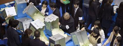 Personal del comit&eacute; electoral procede al recuento de votos en las elecciones celebradas hoy en Jap&oacute;n. EFE/EPA/FRANCK ROBICHON