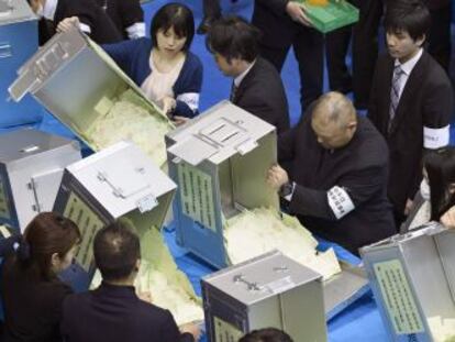 Personal del comit&eacute; electoral procede al recuento de votos en las elecciones celebradas hoy en Jap&oacute;n. EFE/EPA/FRANCK ROBICHON