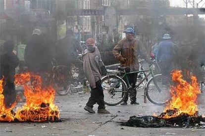 Habitantes de El Alto, una ciudad dormitorio próxima a La Paz, comienzan a desplazarse en bicicletas debido a los bloqueos y a la creciente carestía de la gasolina.