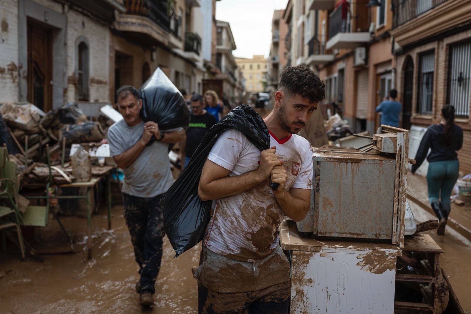 Vecinos limpiando las zonas afectadas por la lluvia en Aldaia (Valencia), el pasado jueves.