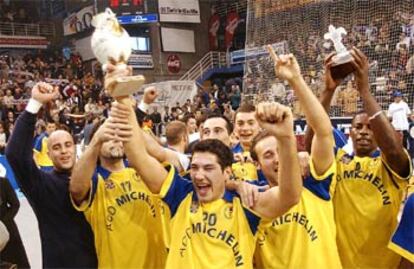 Los jugadores del Balonmano Valladolid festejan por todo lo alto la Copa ASOBAL, el primer título de su historia.