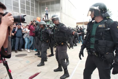 L'entrada de la Guàrdia Civil al col·legi de Sant Julià de Ramis on està previst que voti Carles Puigdemont, president de la Generalitat. 