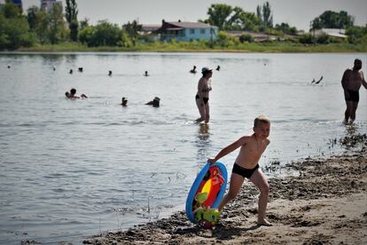 Mientras las madres y los padres toman el sol, los peque?os aprovechan las buenas temperaturas de verano en Sloviansk, donde el invierno, con constantes apagones por el conflicto, es dursimo.