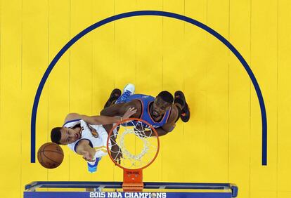 Curry lanza ante Ibaka