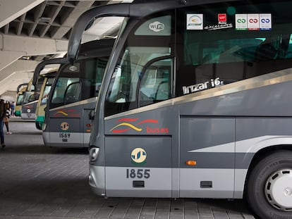 Varios autobuses en la estación de autobuses de Méndez Álvaro.