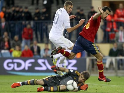 Benzema y Busquets ven cómo Casillas detiene el balón en el España-Francia.