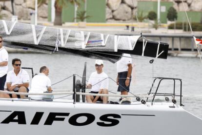 El príncipe Felipe, con gorra, durante una regata este mes en Valencia.