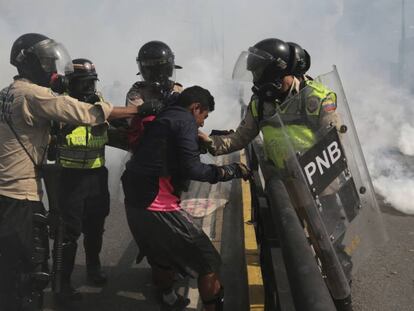 Agentes de las fuerzas de seguridad venezolanas agreden a un manifestante.