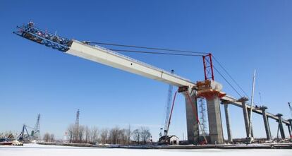 Imagen de la construcción de un puente de la autopista A-30 de Canadá.