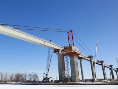 Imagen de la construcci&oacute;n de un puente de la autopista A-30 de Canad&aacute;.