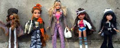 Cuatro muñecos Bratz rodean a una Barbie en un escaparate de Londres.