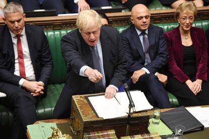 El primer ministro británico, Boris Johnson, defiende su propuesta durante el debate parlamentario de este sábado en la Cámara de los Comunes.