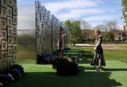 Sofía de Edimburgo visita el monumento a las víctimas de la ocupación rusa en la ciudad ucrania de Bucha, el 29 de abril de 2024. 
