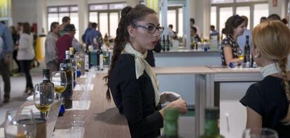 Uno de los expositores de catas de aceite en la 17ª Feria Internacional del Aceite de Oliva e Industrias Afines, Expoliva 2015.
