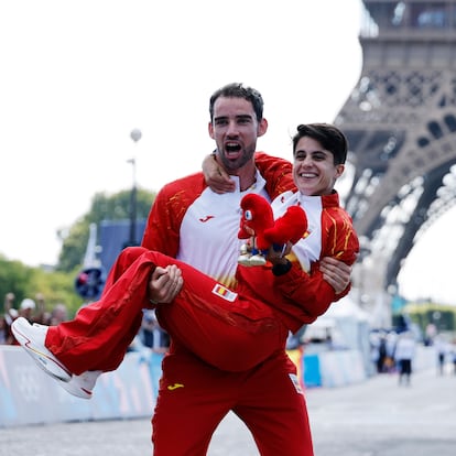 Saint-denis (France), 07/08/2024.- Gold medalists Maria Perez (L) and Alvaro Martin of Spain pose for photos following the Marathon Race Walk Relay Mixed event of the Athletics competitions in the Paris 2024 Olympic Games, at the Trocadéro in Paris, France, 07 August 2024. (Maratón, marcha, Francia, España) EFE/EPA/TOLGA AKMEN