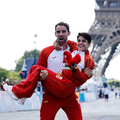 Saint-denis (France), 07/08/2024.- Gold medalists Maria Perez (L) and Alvaro Martin of Spain pose for photos following the Marathon Race Walk Relay Mixed event of the Athletics competitions in the Paris 2024 Olympic Games, at the Trocadéro in Paris, France, 07 August 2024. (Maratón, marcha, Francia, España) EFE/EPA/TOLGA AKMEN
