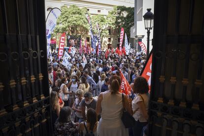 Un grupo de empleados de CaixaBank protesta contra la entidad financiera el pasado 22 de junio.