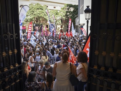 Un grupo de empleados de CaixaBank protesta contra la entidad financiera el pasado 22 de junio.