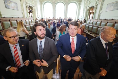 De izquierda a derecha, Mariano Veganzones, consejero de Empleo de la Junta de Castilla y León; Juan García Gallardo, vicepresidente; Alfonso Fernández Mañueco, presidente; y Francisco Javier León de la Riva, antiguo alcalde de Valladolid, durante la sesión de constitución del Ayuntamiento en junio.