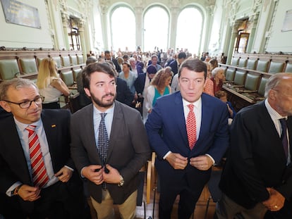 De izquierda a derecha, Mariano Veganzones, consejero de Empleo de la Junta de Castilla y León; Juan García Gallardo, vicepresidente; Alfonso Fernández Mañueco, presidente; y Francisco Javier León de la Riva, antiguo alcalde de Valladolid, durante la sesión de constitución del Ayuntamiento en junio.