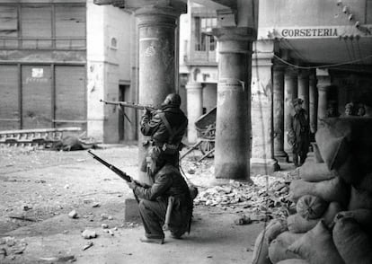 Una imagen de la Guerra Civil: combates en la Plaza del Torico, en Teruel, en diciembre de 1937.