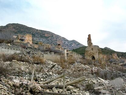 Ruinas de Tragó de Noguera décadas después de anegarse y forzar a su gente a emigrar del pueblo.