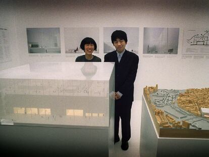 Sejima (izquierda) y Nishizawa, ante el proyecto valenciano, en 2003.