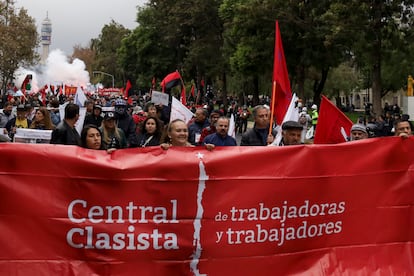 Miembros de la Central Clasista de Trabajadores y Trabajadoras asistieron a las manifestaciones de este mircoles en Santiago (Chile). 