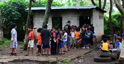 Estudiantes hacen cola para recibir su almuerzo en la escuela Silvia Rivera de García, en Comapa (Jutiapa, Guatemala).