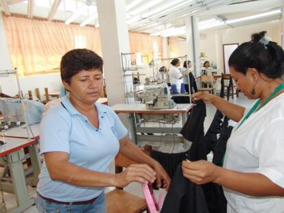 Taller de costura en Colombia da empleo a desplazadas por el conflicto