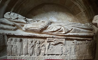 Sepulcro de Doña María Méndez de Sousa, en la iglesia de Sancti Spiritus (Salamanca), perteneciente a un convento femenino de la Orden de Santiago que fundó junto a su esposo.