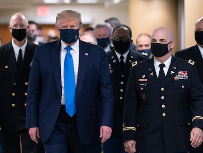Donald Trump visita el Hospital Militar Walter Reed en julio de este año.