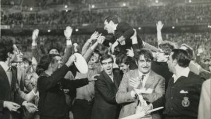 Ortiz de Mendívil sale a hombros tras pitar la final de la Copa de Europa de 1969.