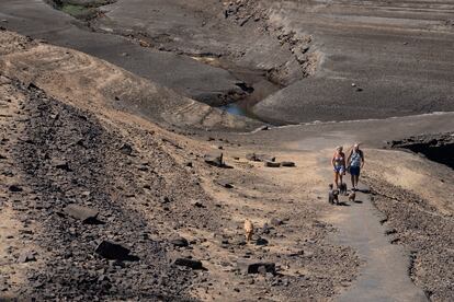 Bajo nivel de agua en el embalse de Baitings, en Yorkshire.