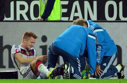Marco Reus, atendido por los médicos de la selección alemana.