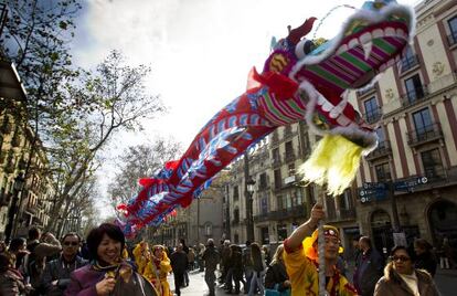 El tradicional baile del drag&oacute;n recorri&oacute; La Rambla de Barcelona.