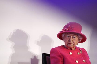 La reina británica Elizabeth II durante su visita al Instituto Real de Inspectores Autorizados (RICS) con motivo de su 150 aniversario, en el centro de Londres.